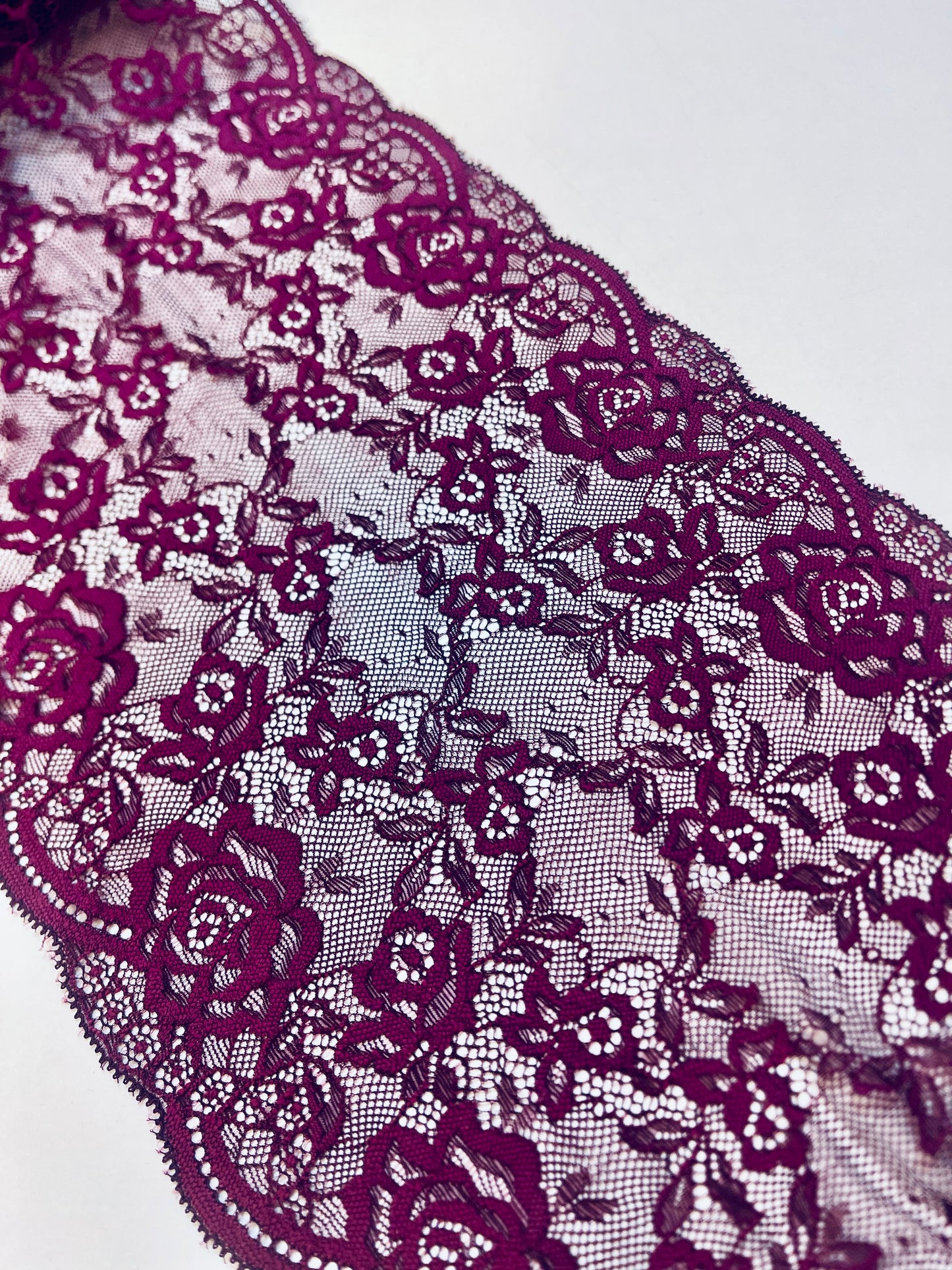 Elastīgā mežģīne 24 cm-violetā plūme