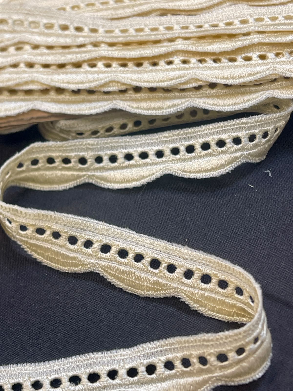 Mežģīne 2 cm-šampanieša