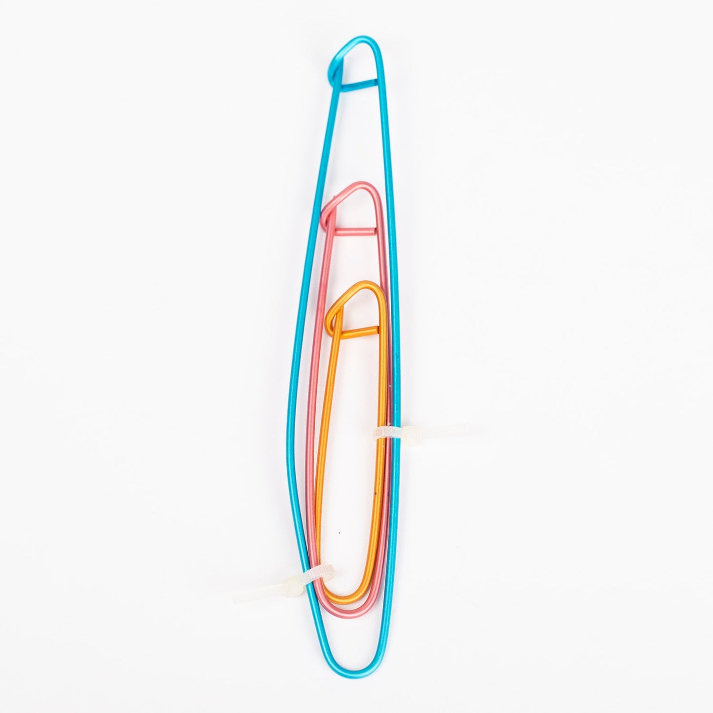Image with Drops Knitting Stitch Holders – 3-piece set | Aluminum auxiliary needles – available at Šarlotes audumi