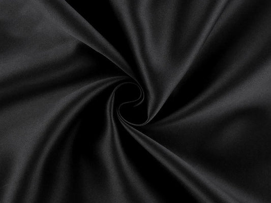 Obraz tkaniny zasłonowej Blackout – całkowicie blokującej światło, czarnej – dostępnej online w sklepie Šarlotes audumi