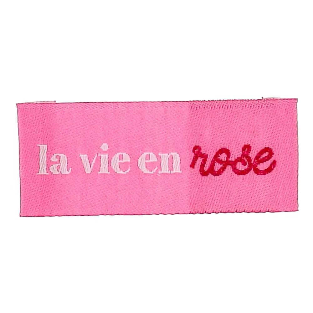 Zdjęcie wszywanych metek odzieżowych Bohin „La vie en rose” – patrz na życie przez różowe okulary, 2 × 5 cm, 4 szt. – dostępne online w Šarlotes audumi