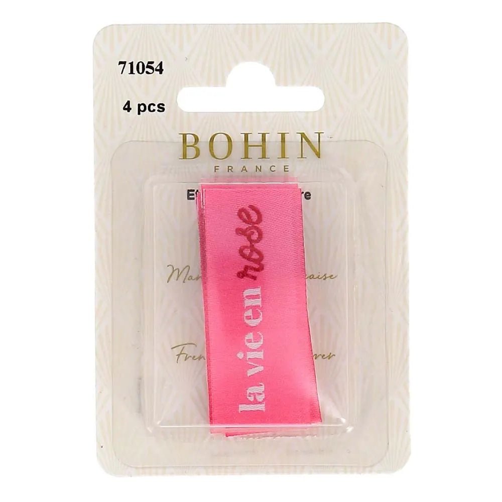 Zdjęcie wszywanych metek odzieżowych Bohin „La vie en rose” – patrz na życie przez różowe okulary, 2 × 5 cm, 4 szt. – dostępne online w Šarlotes audumi