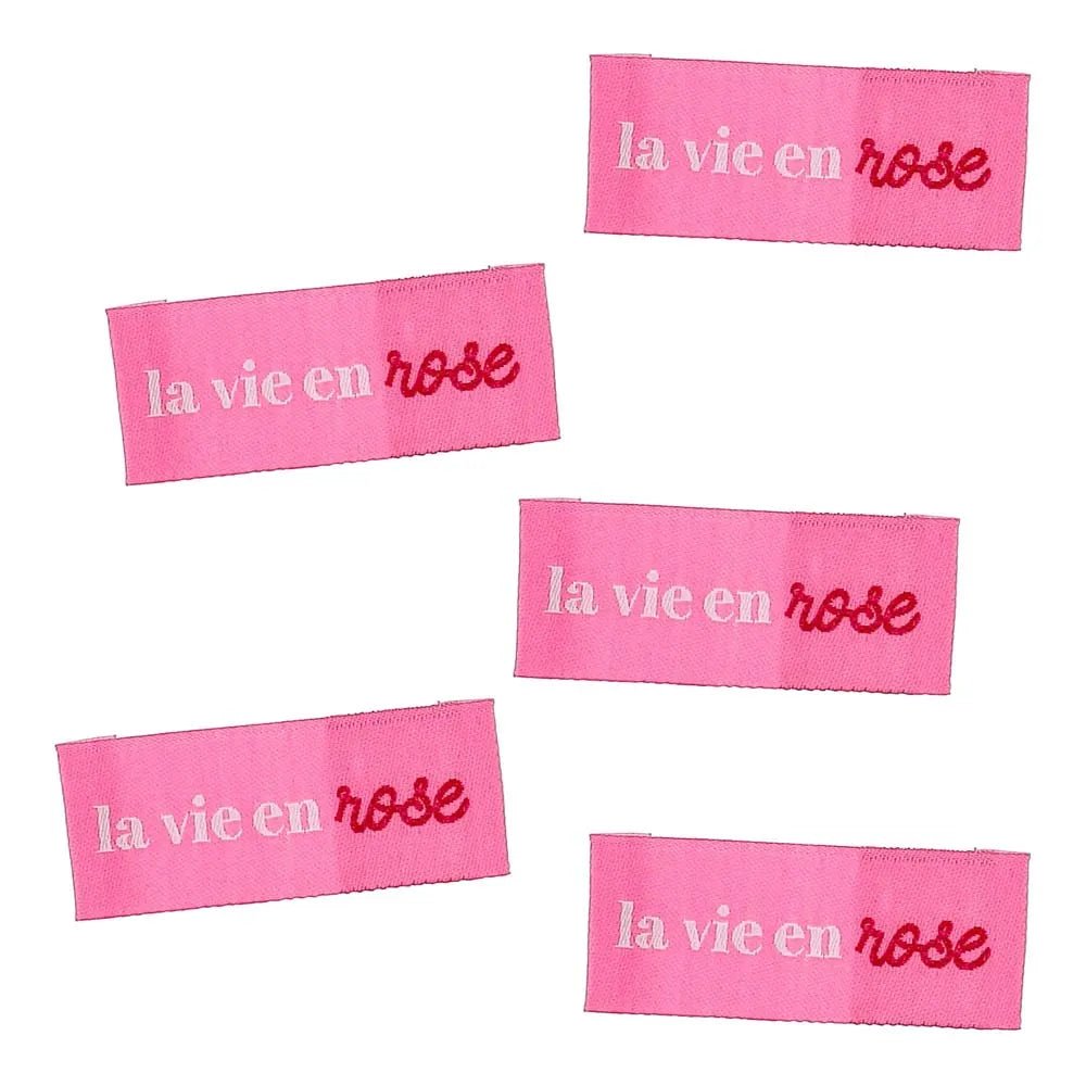 Zdjęcie wszywanych metek odzieżowych Bohin „La vie en rose” – patrz na życie przez różowe okulary, 2 × 5 cm, 4 szt. – dostępne online w Šarlotes audumi