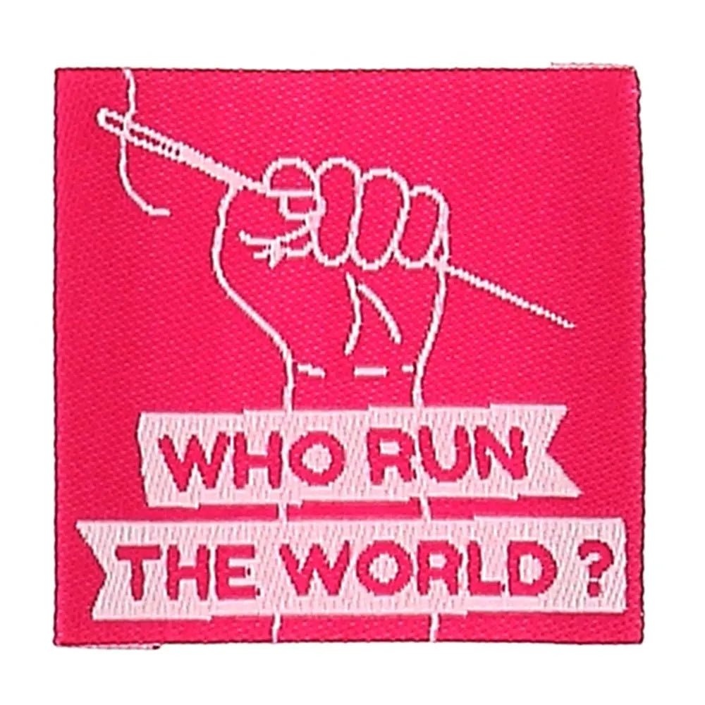 Zdjęcie wszywanych metek odzieżowych Bohin „Who Run The Word” – 35 × 35 mm, 4 szt. – dostępne online w Šarlotes audumi