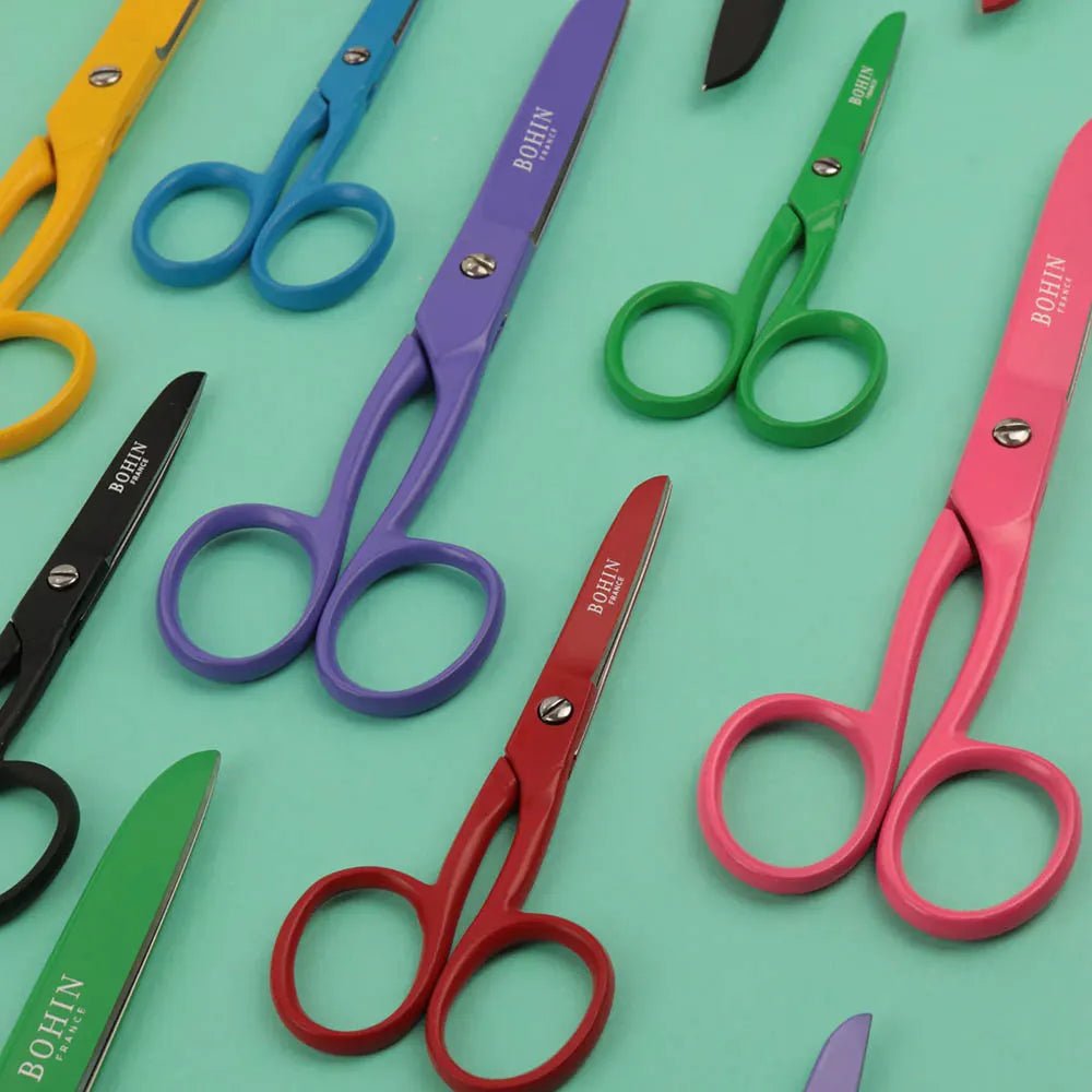 Zdjęcie nożyczek do szycia BOHIN z powłoką epoksydową – 17 cm, różowe – dostępne online w Šarlotes audumi