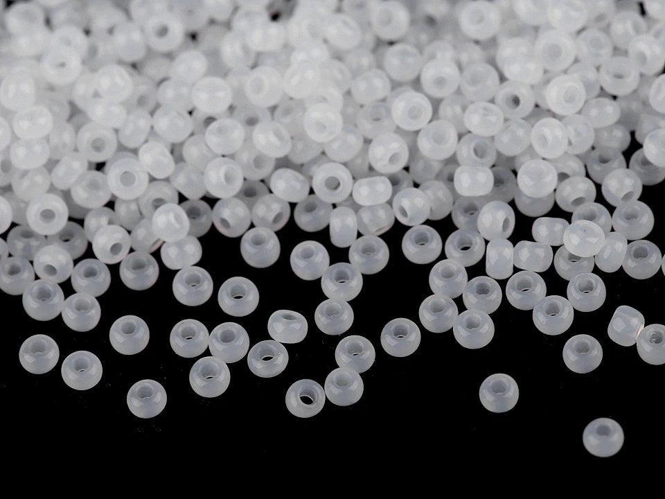 Image with Czech glass beads Preciosa 4.5 mm 20 g | assorted shades – available at Šarlotes audumi