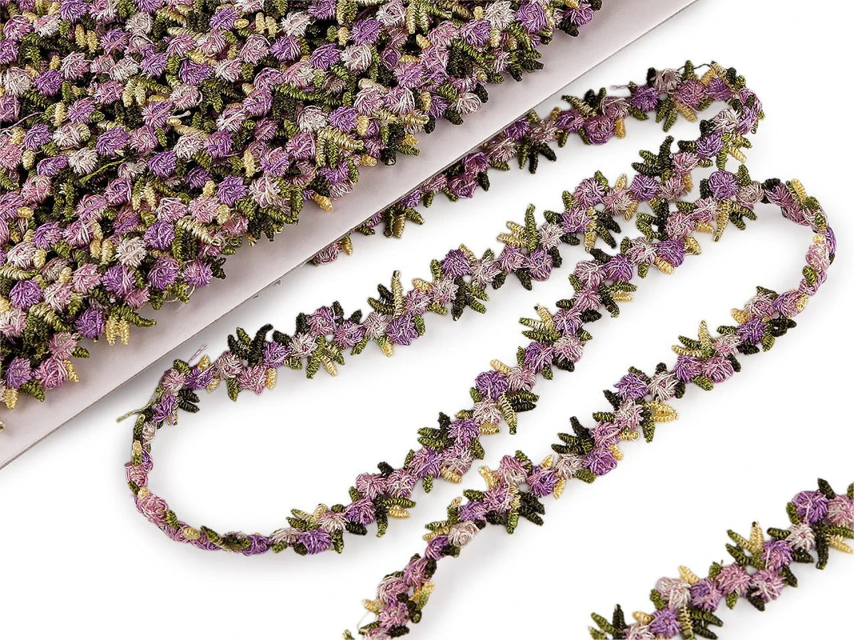 Attēls ar Dekoratīvā lente ar 3D ziediem – gaiši violeta, 15 mm – pieejams internetā Šarlotes audumi