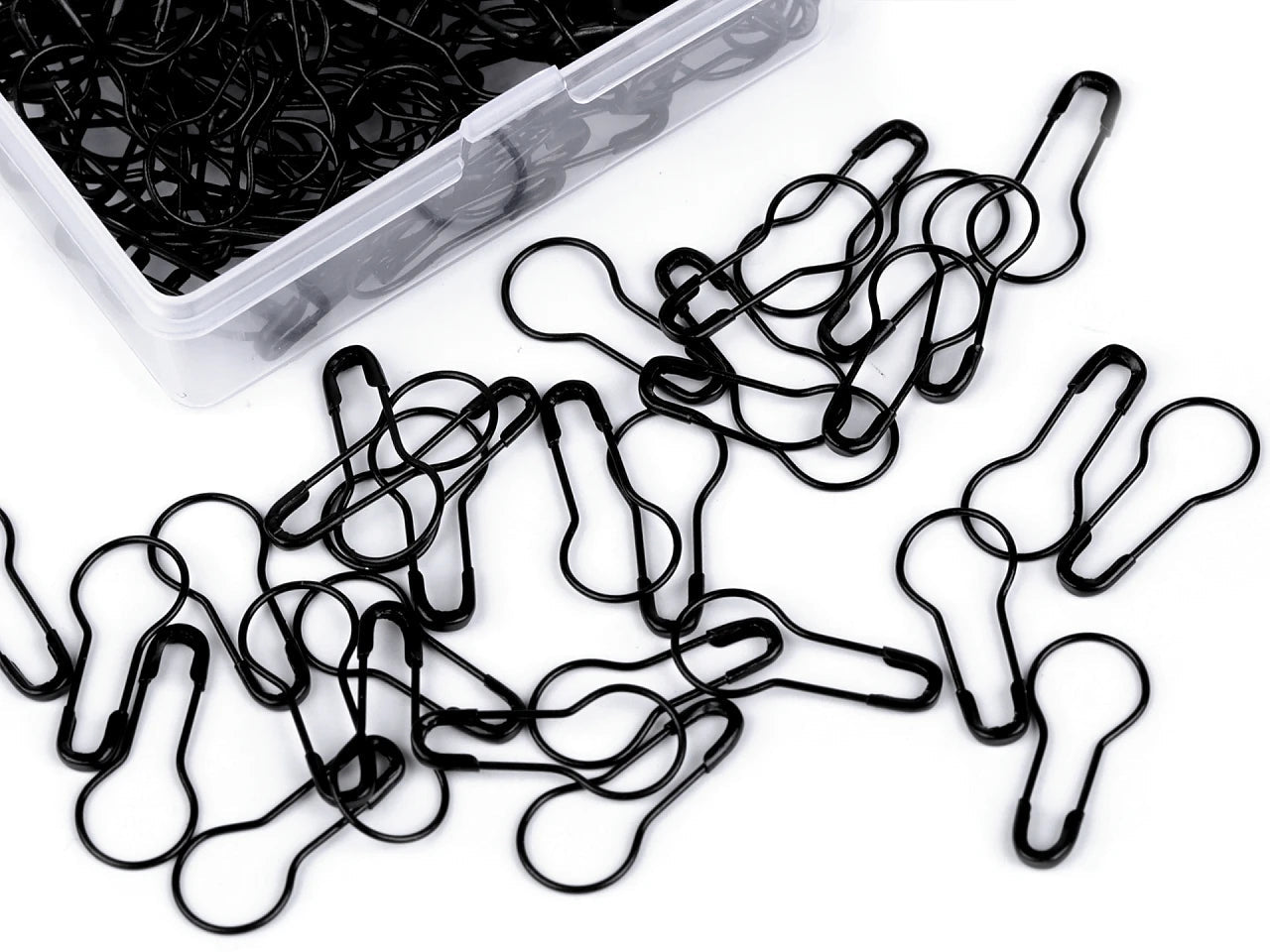 alt
Image with safety pins in a box, 22 mm (approx. 150 pcs.) – available at Šarlotes audumi