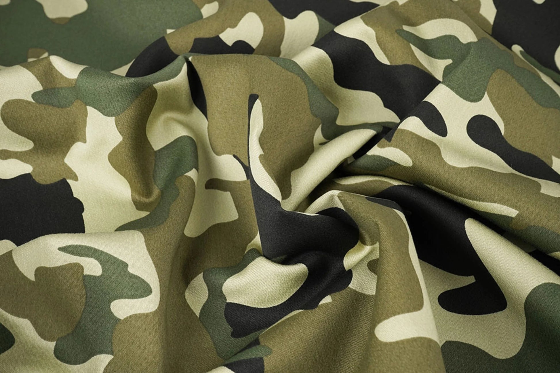 Image of denim fabric with camouflage pattern – Army Green 275 g/m² – available at Šarlotes audumi