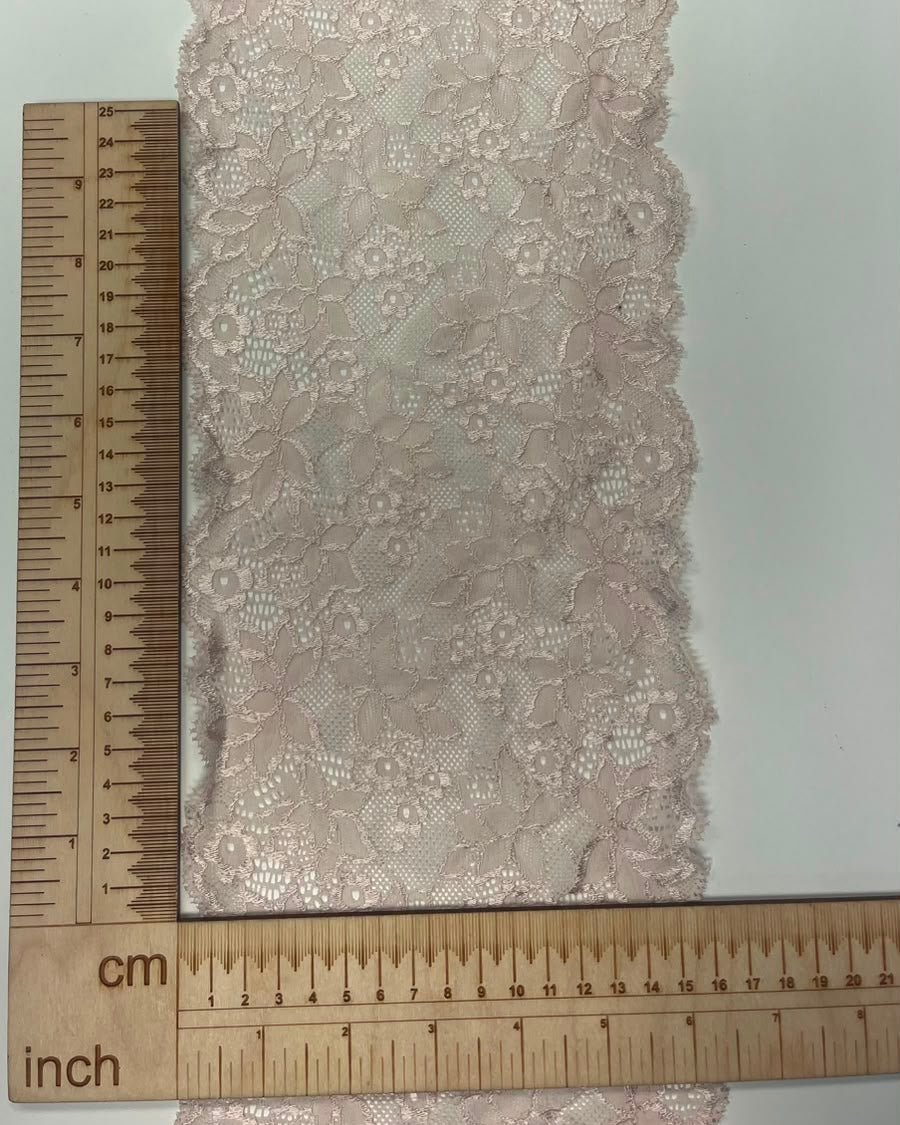 Image with 16 cm elastic lace in airy pink – available online at Charlotte's Fabrics