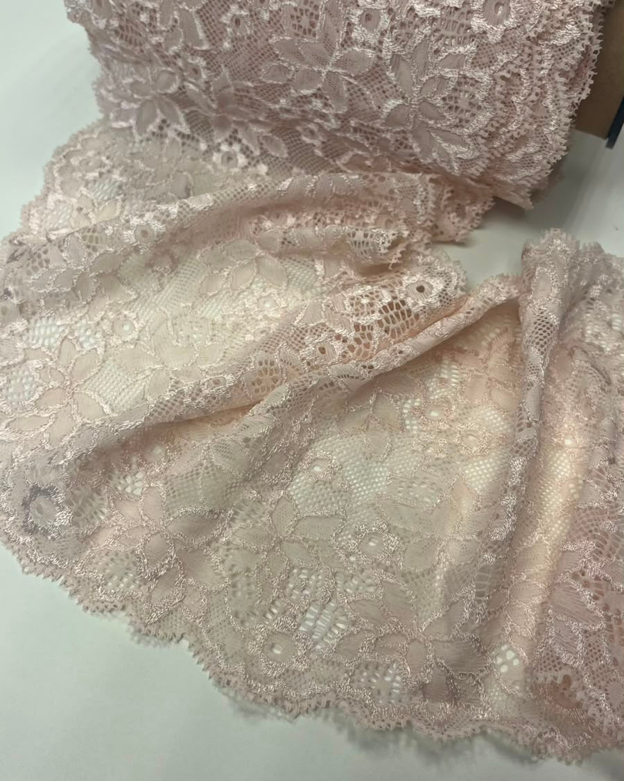 Flexible lace 16 cm in airy pink – available online at Šarlotes audumi