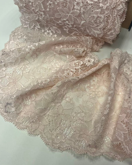 Zdjęcie z elastyczną koronką 16 cm – jasnoróżową, dostępna online w Šarlotes audumi
