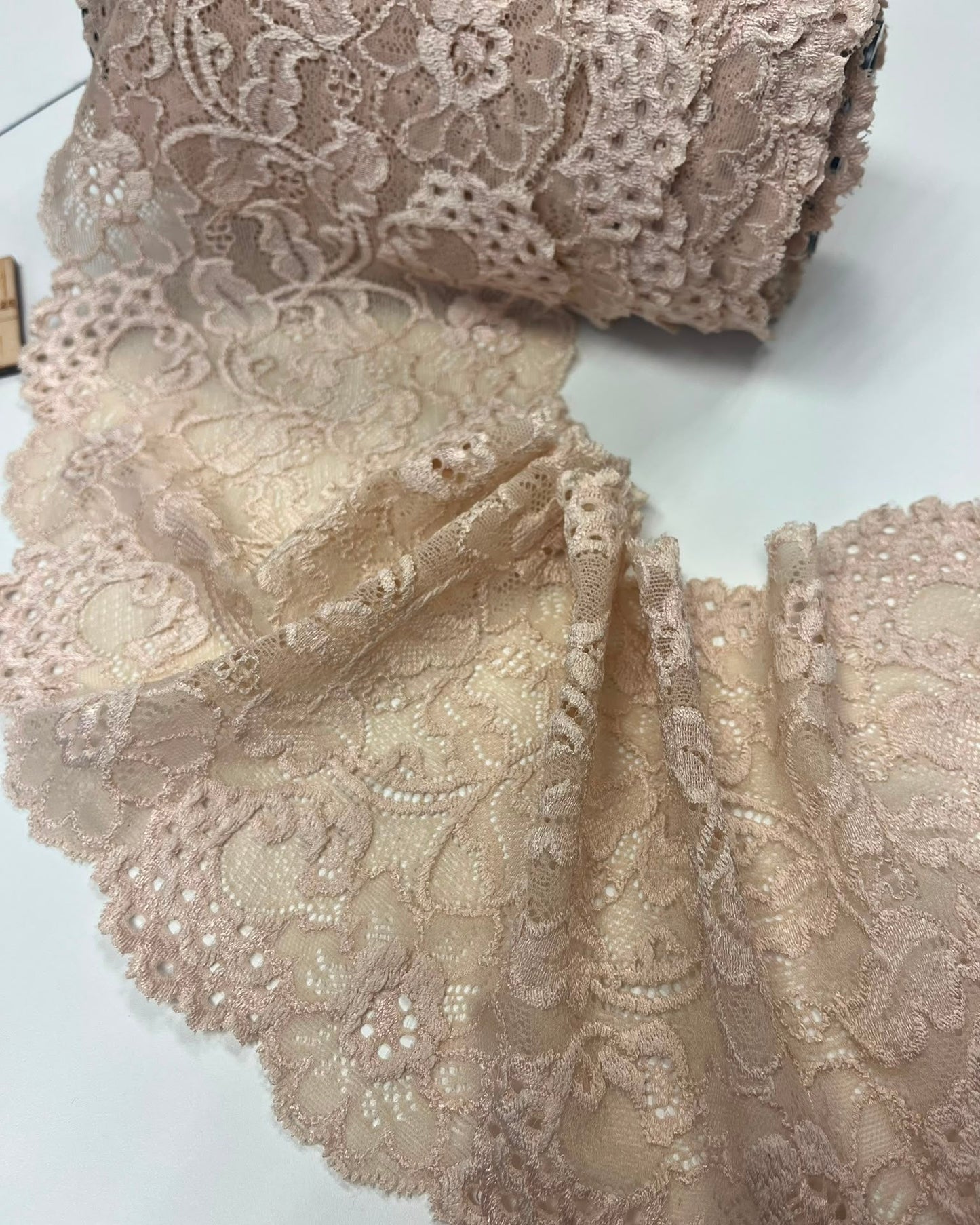 Elastic lace 16 cm, warm beige – available online at Šarlotes audumi