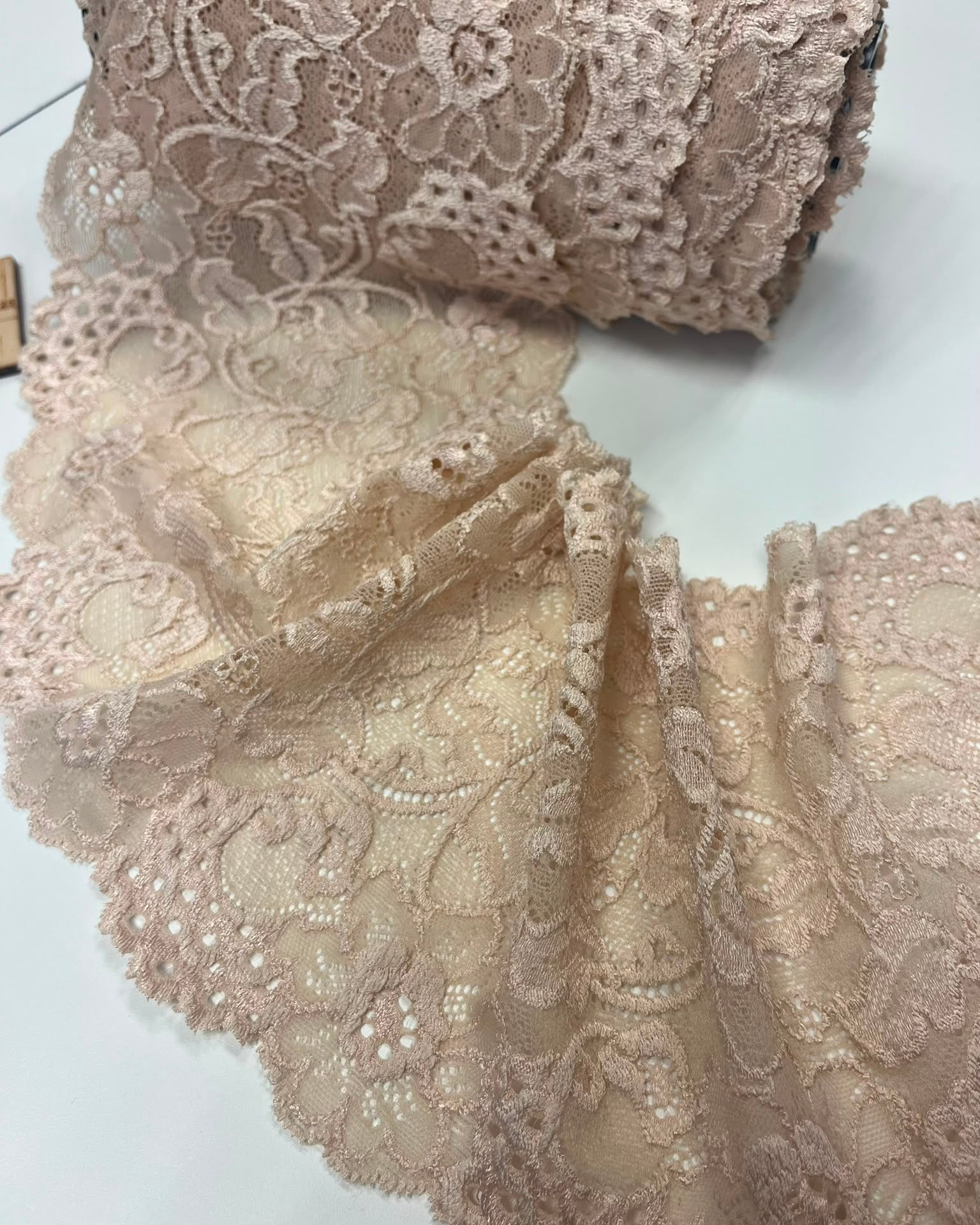 Elastic lace 16 cm, warm beige – available online at Šarlotes audumi