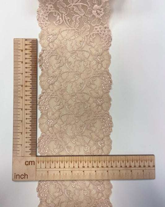 Zdjęcie z elastyczną koronką 16 cm – ciepły beż, dostępne online Šarlotes audumi
