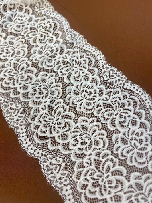 Zdjęcie z elastyczną koronką 17 cm – biała, dostępna online w Šarlotes audumi