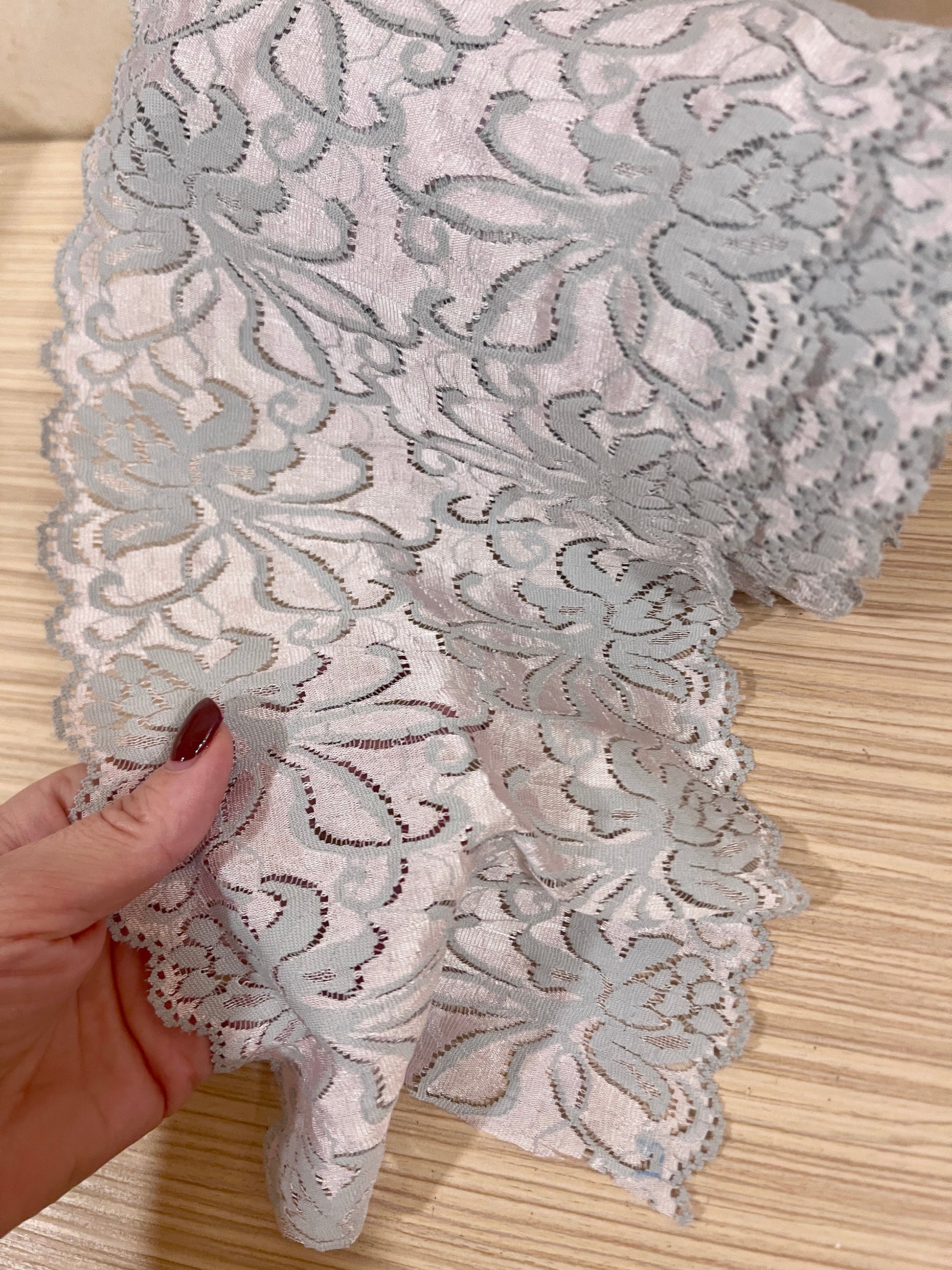 Image of elastic lace 17 cm-dusty pink – available online at Charlotte's Fabrics