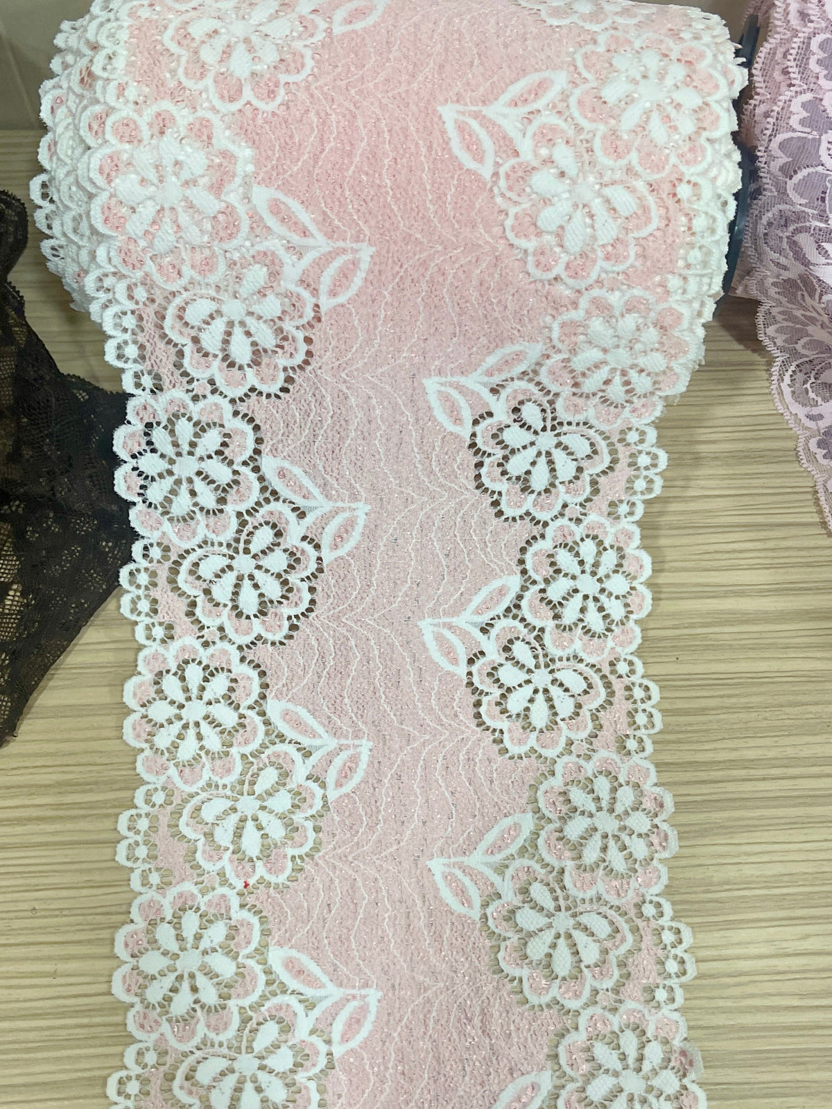 Image of elastic lace 17 cm, pink orchid – available online at Šarlotes audumi
