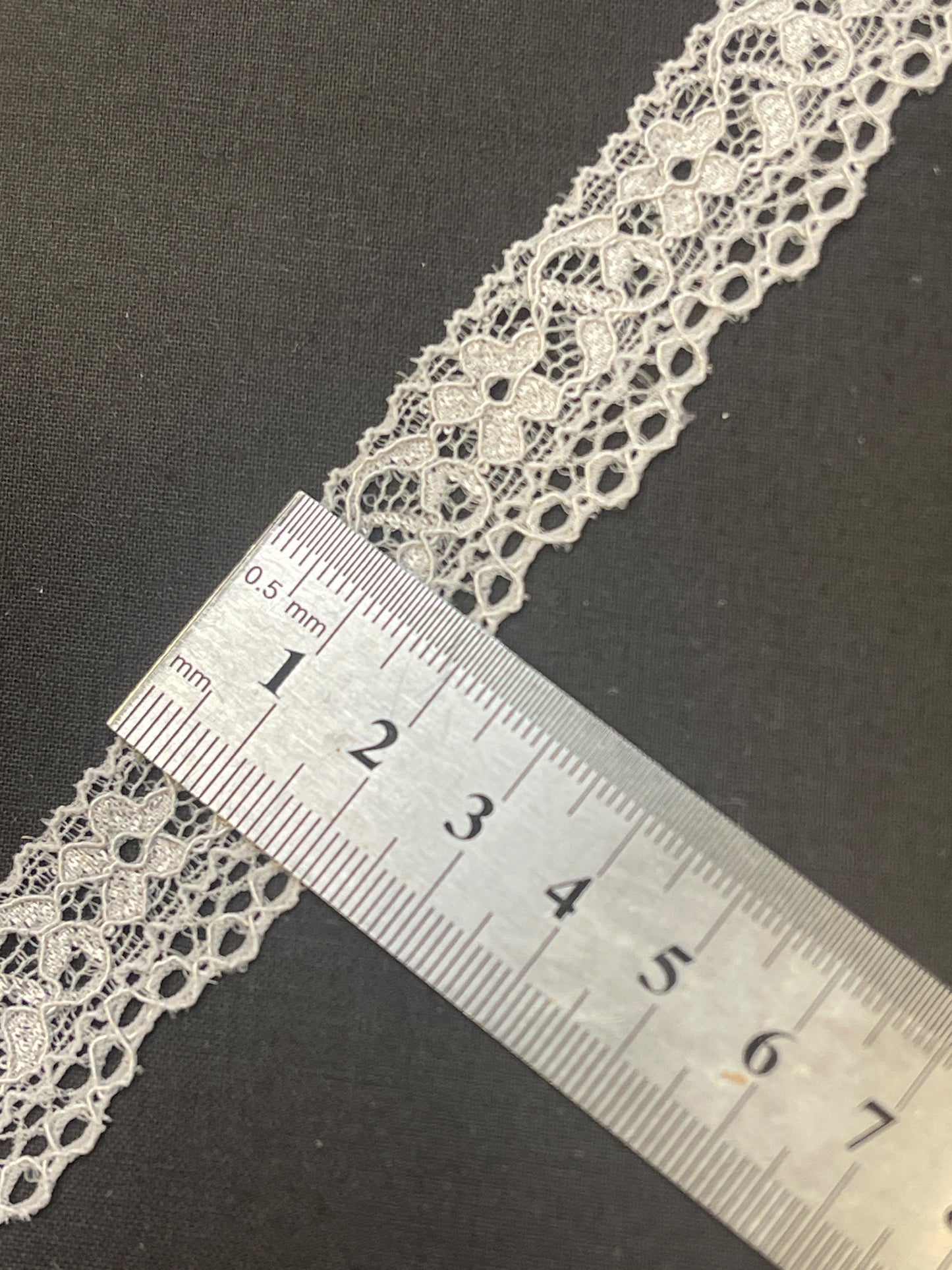 Image of 2 cm grey elastic lace – available online at Šarlotes audumi