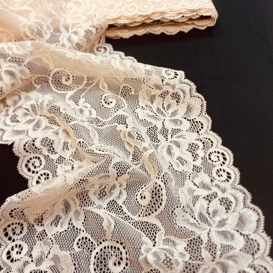 Image of Elastic lace 20 cm - crème brûlée – available at Šarlotes audumi