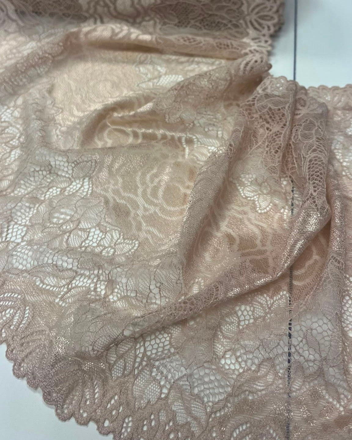 Image of elastic lace 24 cm, skin tone – available online at Šarlotes audumi
