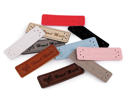 Etykiety z napisem „Hand Made” 15x50 mm, białe – dostępne online w Šarlotes audumi