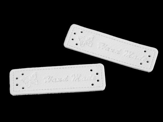 Etykiety z napisem „Hand Made” 15x50 mm, białe – dostępne online w Šarlotes audumi
