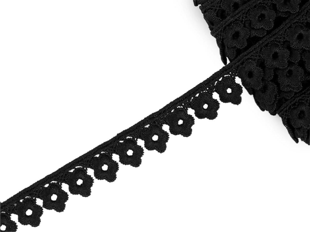 Zdjęcie koronki gipiurowej 17 mm – białej i czarnej – dostępnej online w sklepie Šarlotes audumi
