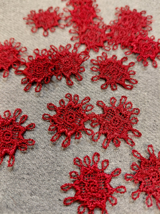 Image with patch/embroidered patch 2.5 x 2.5 cm – available at Charlotte Fabrics