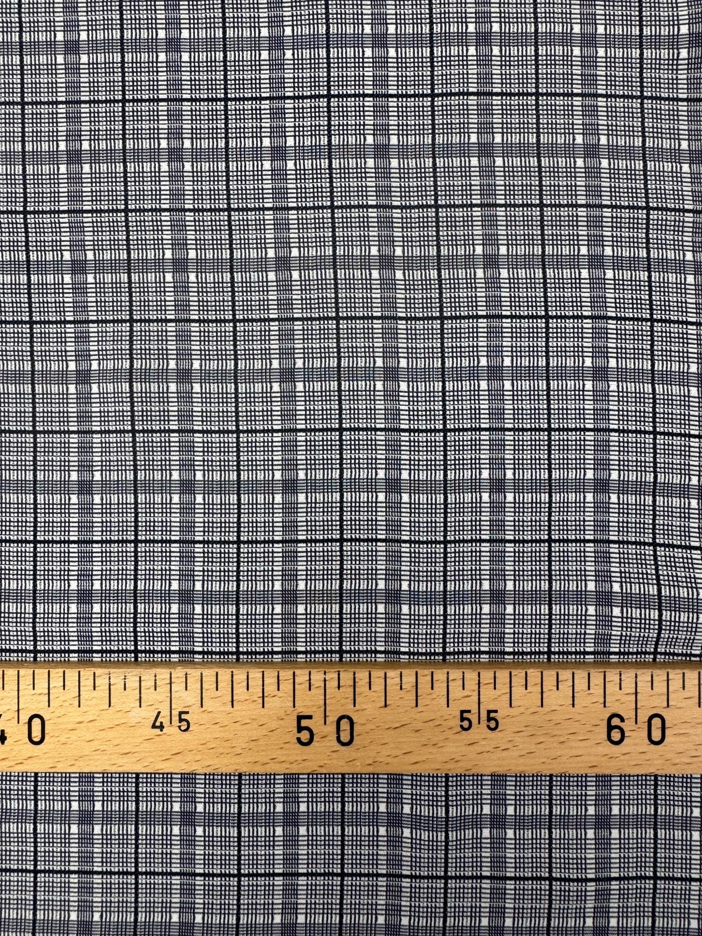 Image of Italian 100% cotton fabric in gray with a plaid pattern, medium-weight fabric for clothing, 195 g/m² – available at Šarlotes audumi