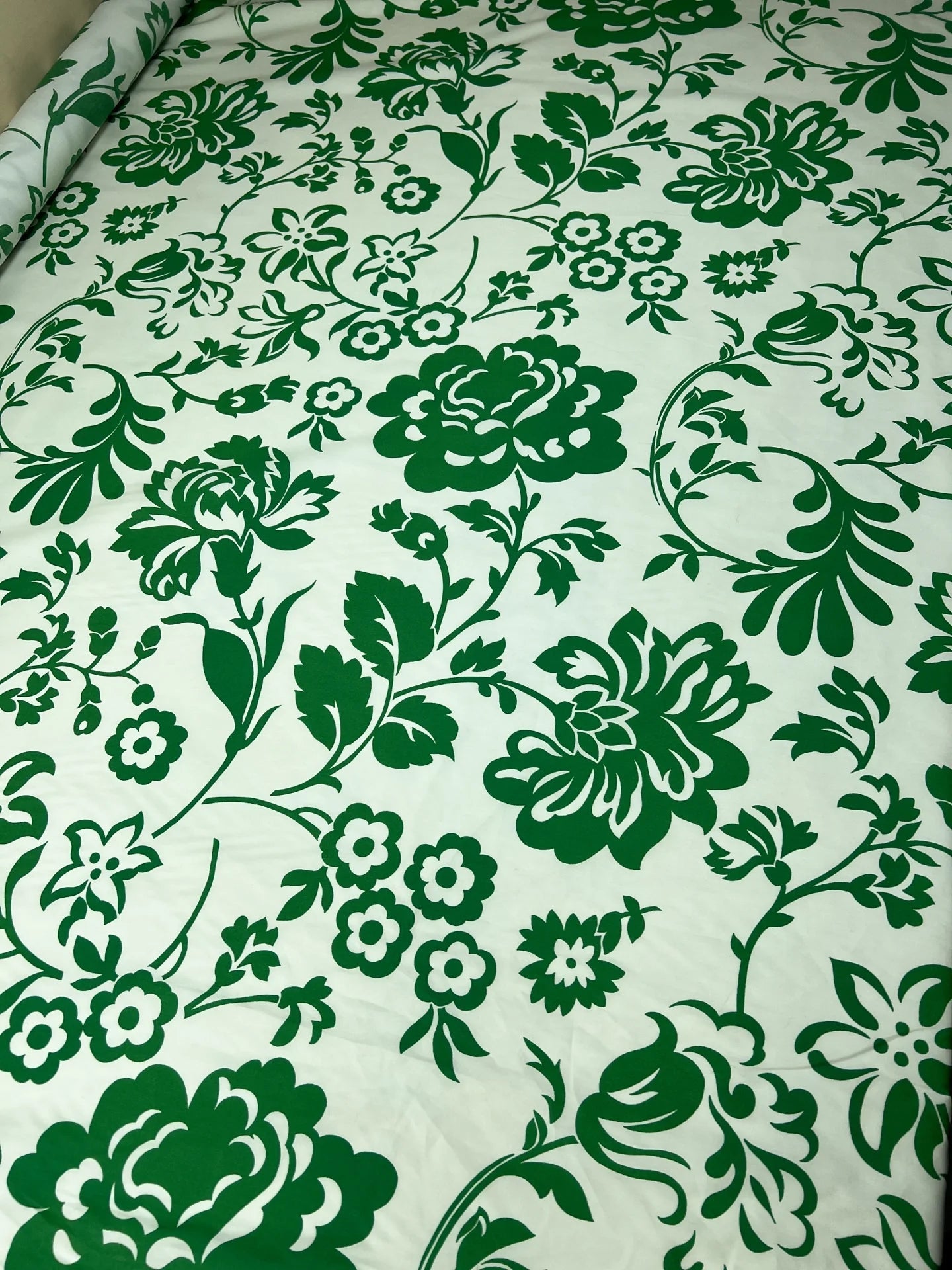 Image of Italian printed cotton fabric for shirts – green flowers | 98% cotton, 2% elastane | 115 g/m² | 151 cm – available at Šarlotes audumi