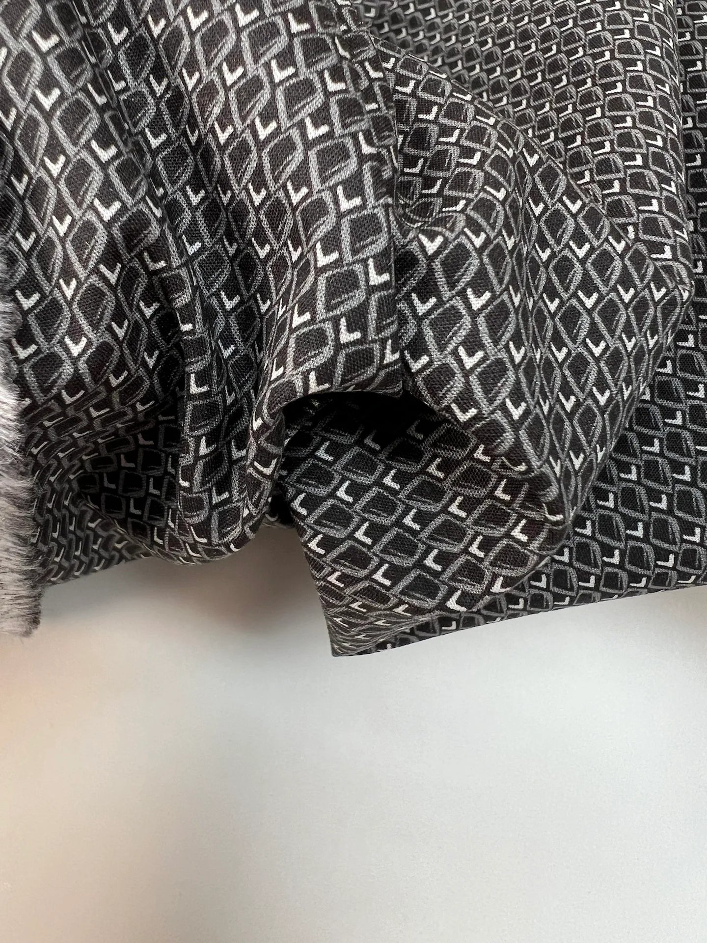 Image of Italian-printed cotton poplin fabric – grey geometric pattern | 100% cotton | 100 g/m² | 147 cm – available at Šarlotes audumi