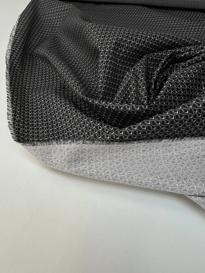 alt
Image of Italian printed cotton poplin fabric – grey geometric pattern | 100% cotton | 100 g/m² | 147 cm – available at Šarlotes audumi