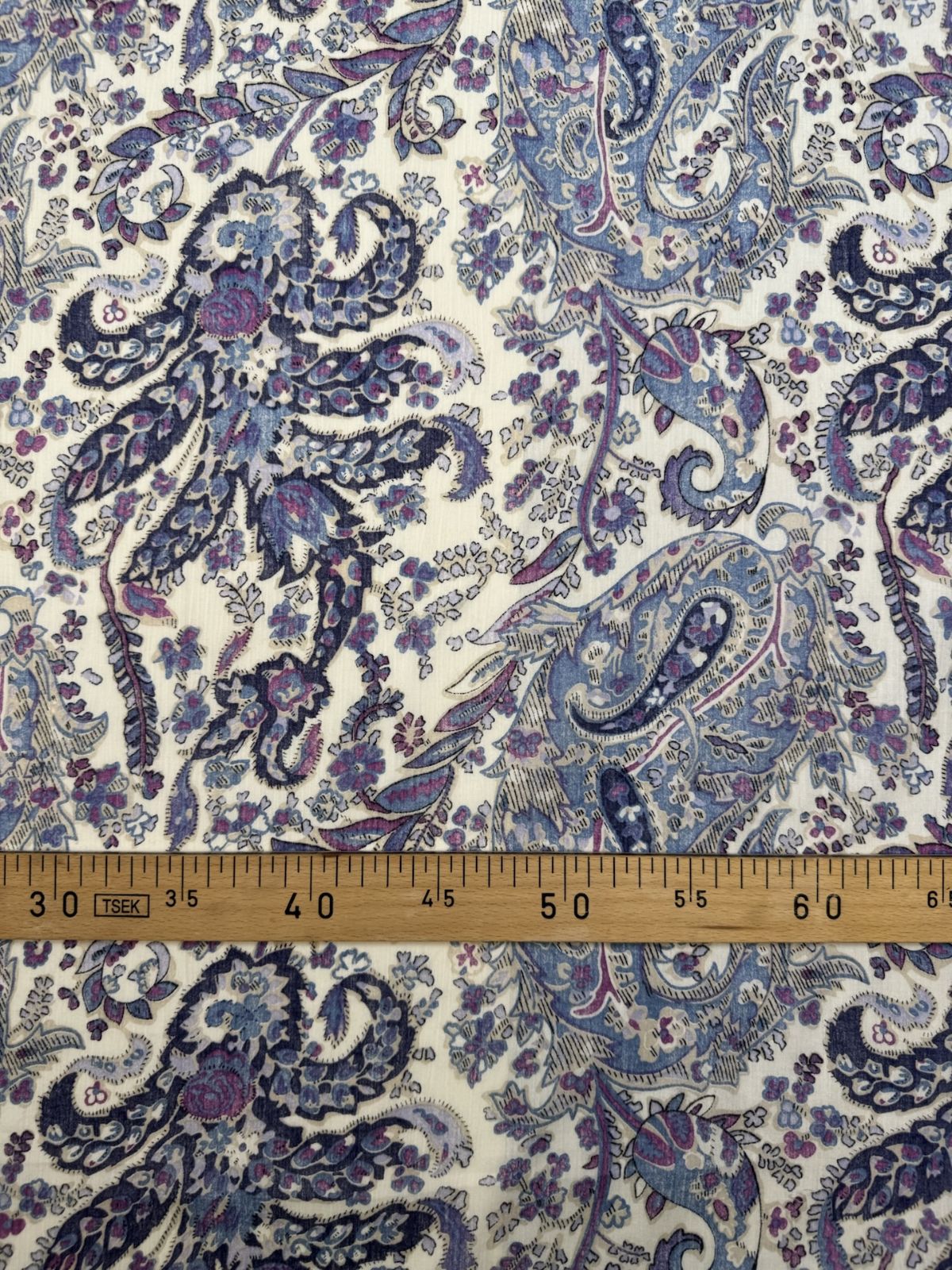 Attēls ar Itālijas kokvilnas krepa audums ar paisley rakstu violetos toņos – pieejams internetā Šarlotes audumi