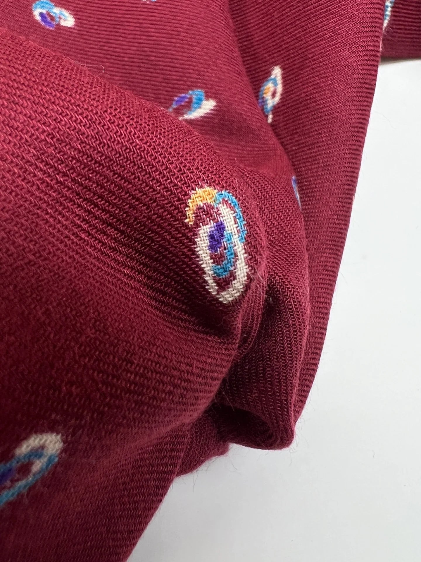 Włoska tkanina twill w kolorze bordo z delikatnym wzorem – dostępna online Šarlotes audumi