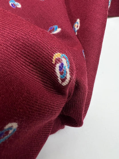 Włoska tkanina twill w kolorze bordo z delikatnym wzorem – dostępna online Šarlotes audumi