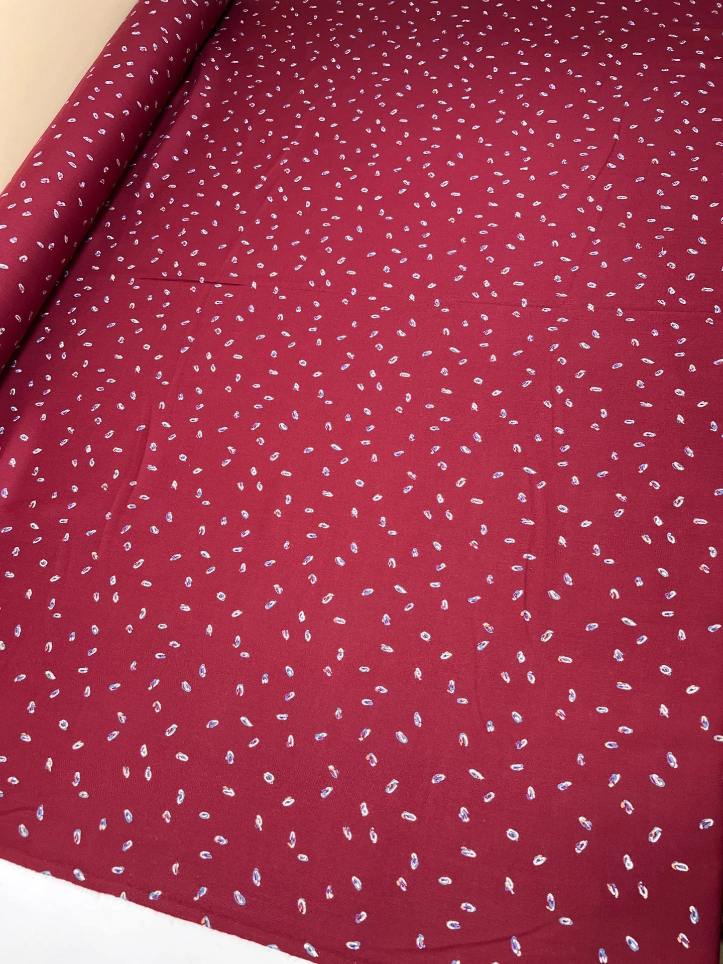 Zdjęcie włoskiej tkaniny twill w kolorze bordo z delikatnym wzorem – dostępna online w Šarlotes audumi