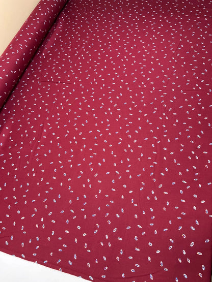 Zdjęcie włoskiej tkaniny twill w kolorze bordo z delikatnym wzorem – dostępna online w Šarlotes audumi