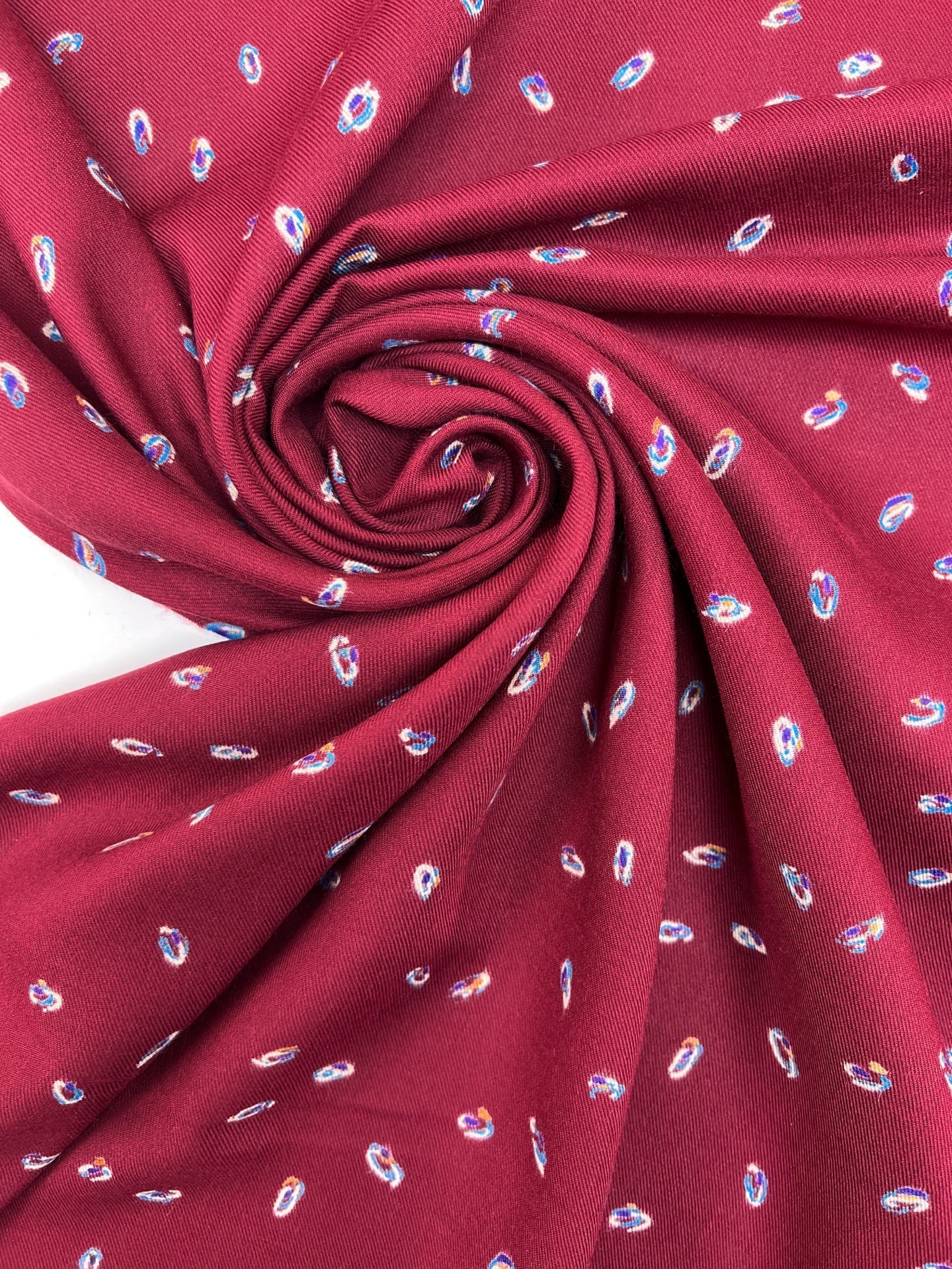Zdjęcie bordo włoskiej tkaniny twill z delikatnym wzorem – dostępne online w Šarlotes audumi