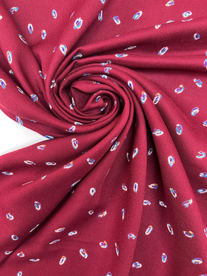 Zdjęcie bordo włoskiej tkaniny twill z delikatnym wzorem – dostępne online w Šarlotes audumi