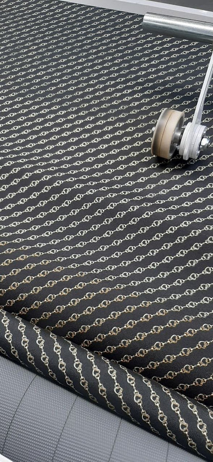 Image of Italian crepe fabric with a chain pattern | Polyester 100% | 152 cm – available at Šarlotes audumi