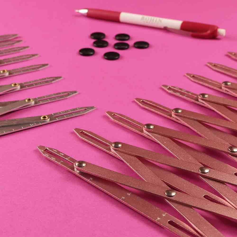 Extendable measuring ruler for positioning buttonholes and buttons Bohin