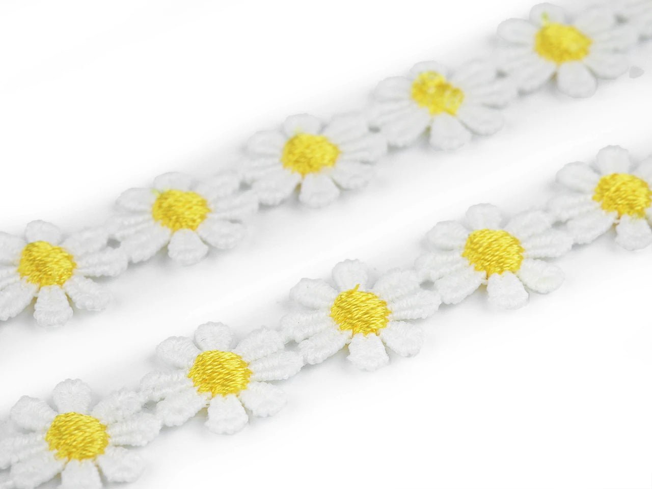 Attēls ar Izšūta dekoratīvā lente margrietiņas 15 mm – pieejams internetā Šarlotes audumi