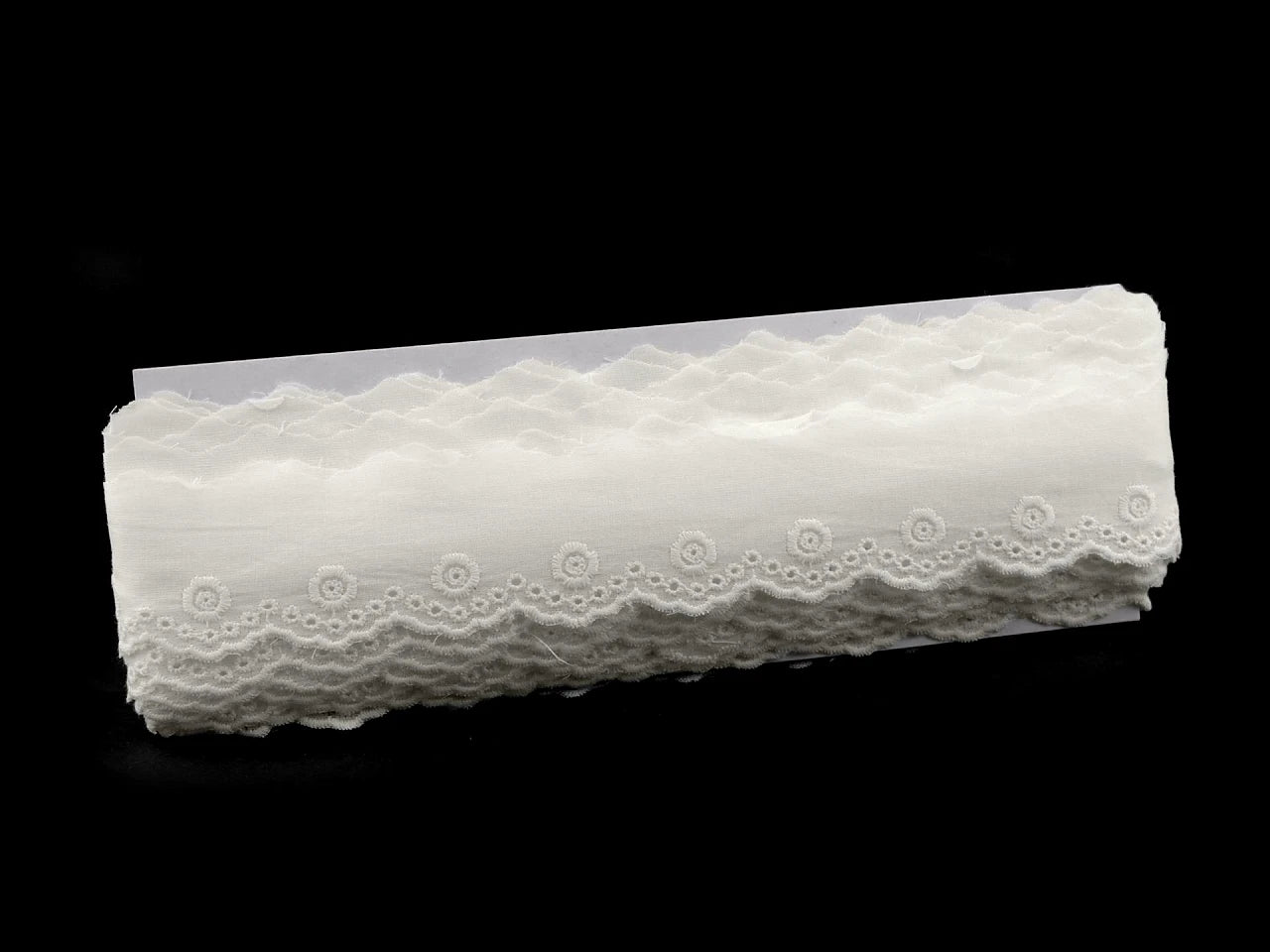 Attēls ar Izšūta kokvilnas mežģīne-4 cm piena balta – pieejams internetā Šarlotes audumi
