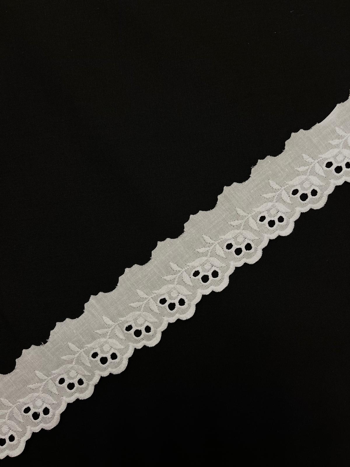Attēls ar Izšūta kokvilnas mežģīne-4.5 cm balta – pieejams internetā Šarlotes audumi