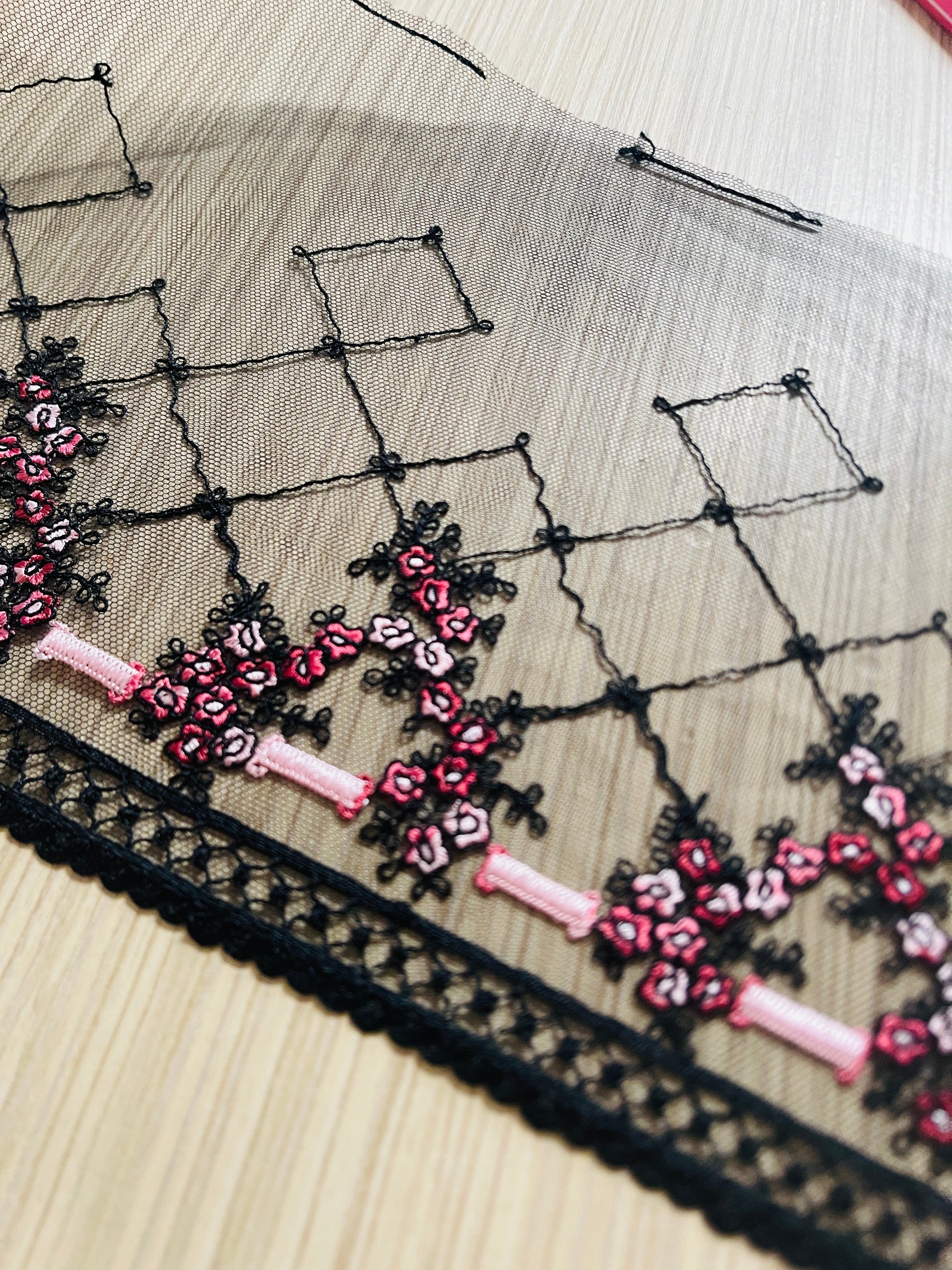 Image with embroidered lace 20 cm - black with pink – available at Charlotte's Fabrics