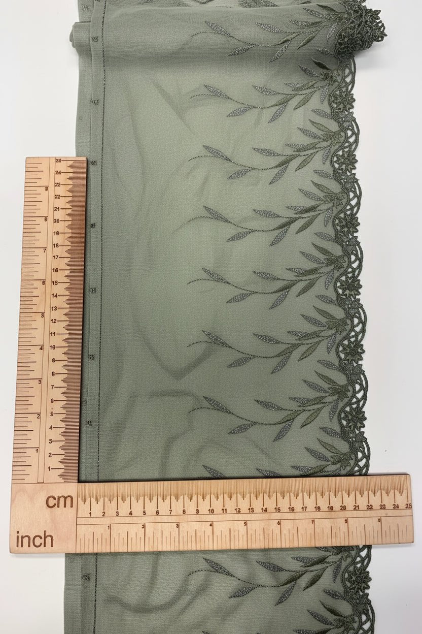 Zdjęcie z haftowaną koronką 22 cm – szałwiowa zieleń, dostępna online Šarlotes audumi