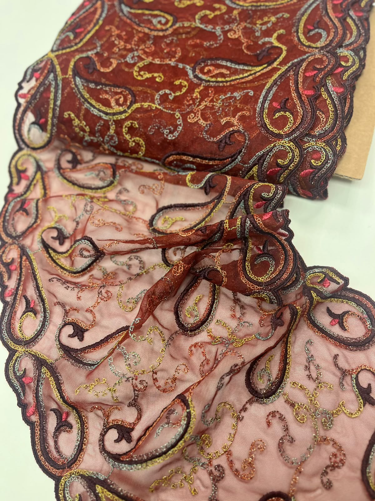 Embroidered lace, 22 cm, dark pink with gold accents – available online at Šarlotes audumi
