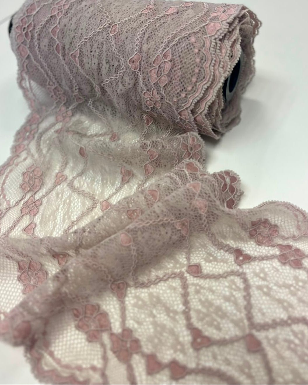 Embroidered lace on tulle, 16 cm, grey with powder pink accents – available online at Šarlotes audumi