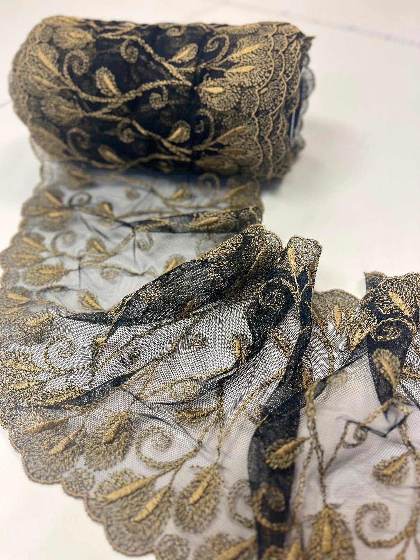 Image with embroidered lace on tulle, 19 cm, black with golden accents – available online at Charlotte's Fabrics